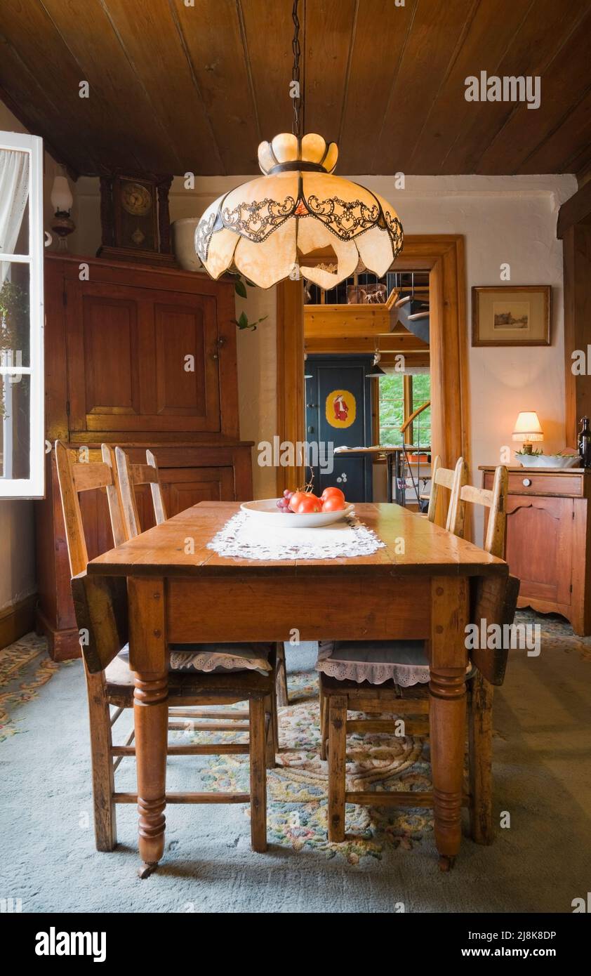 Table, chaises et meubles anciens dans la salle à manger à l'intérieur de la vieille maison de style cottage Canadiana datant de 1830. Banque D'Images