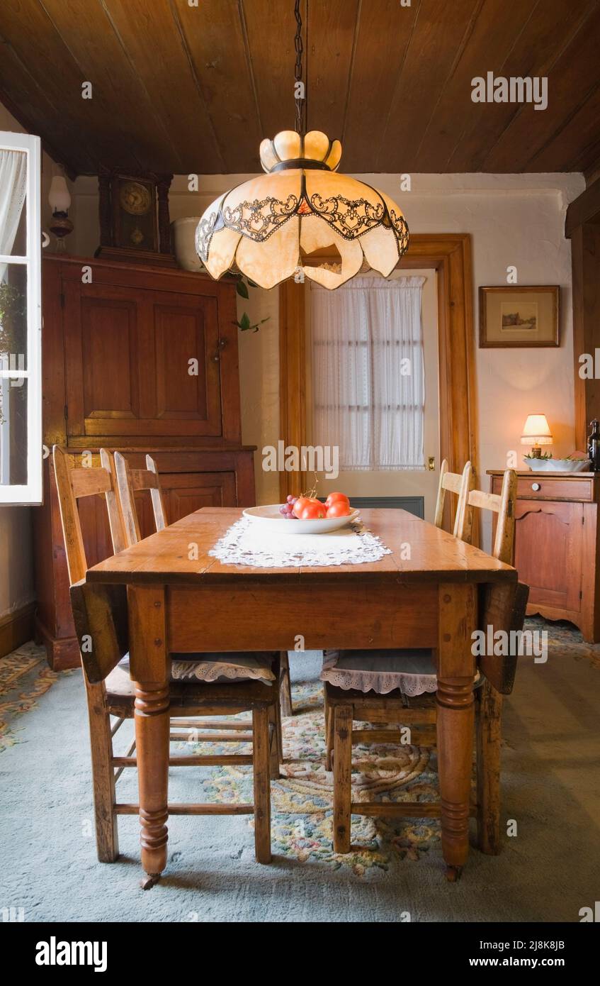 Table, chaises et meubles anciens dans la salle à manger à l'intérieur de la vieille maison de style cottage Canadiana datant de 1830. Banque D'Images