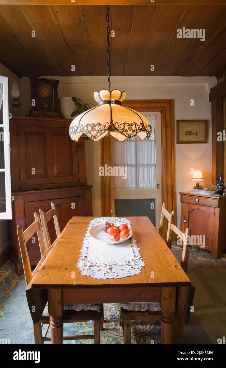 Table, chaises et meubles anciens dans la salle à manger à l'intérieur de la vieille maison de style cottage Canadiana datant de 1830. Banque D'Images