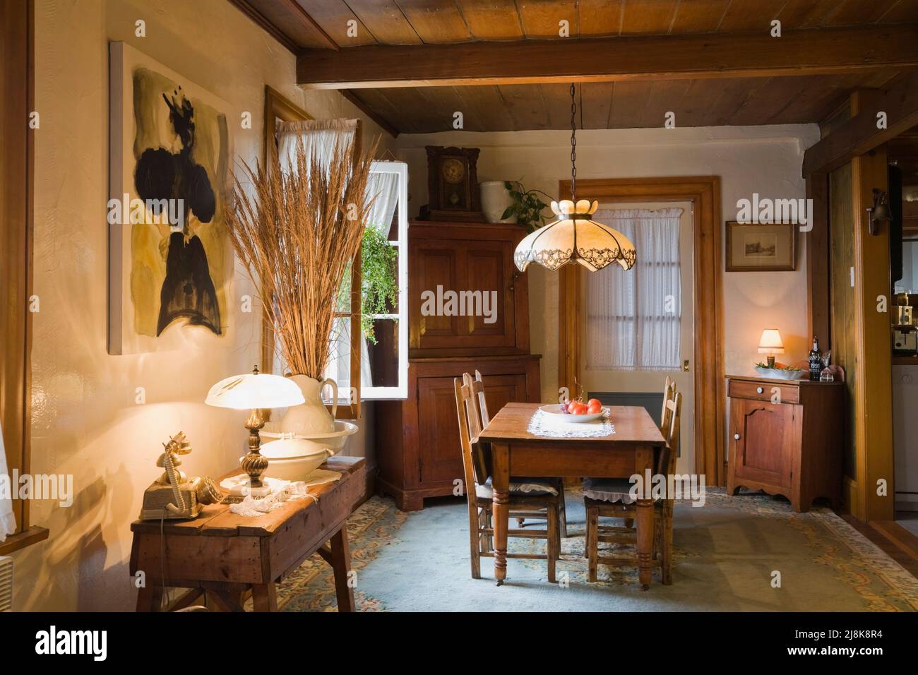 Table, chaises et meubles anciens dans la salle à manger à l'intérieur de la vieille maison de style cottage Canadiana datant de 1830. Banque D'Images