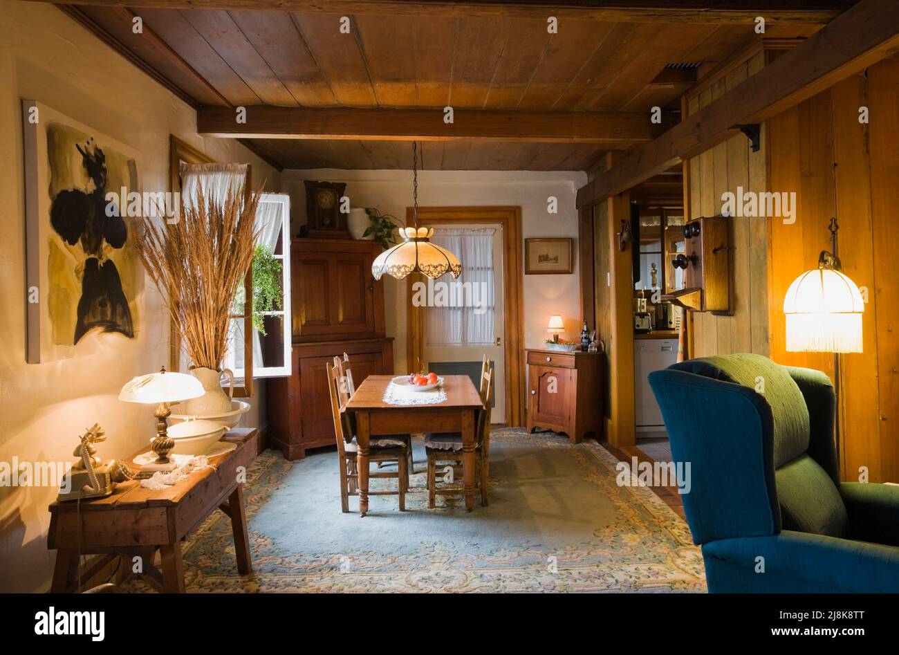 Table, chaises et meubles anciens dans la salle à manger à l'intérieur de la vieille maison de style cottage Canadiana datant de 1830. Banque D'Images