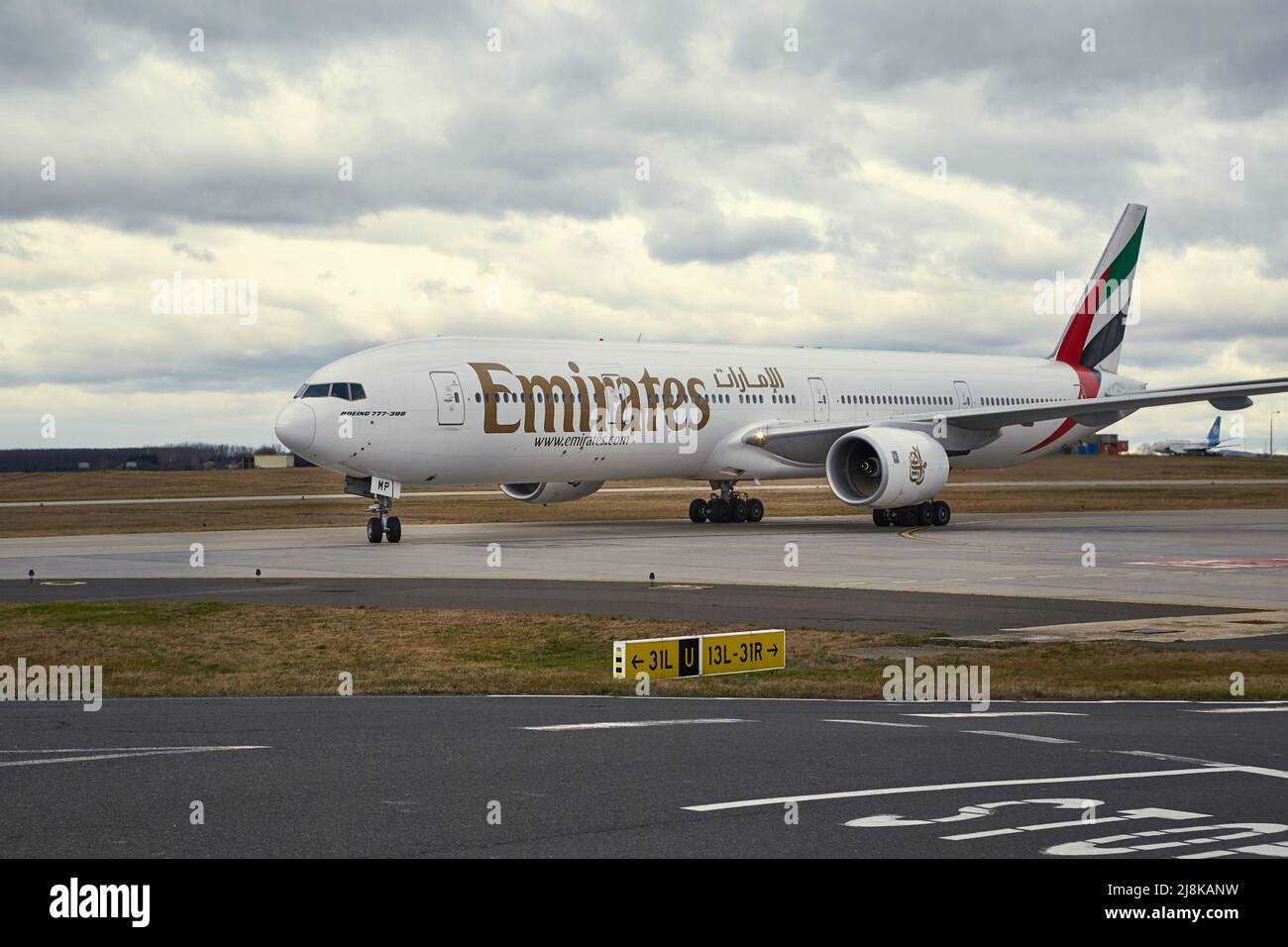 Le roulage à l'aéroport à l'avion Banque D'Images