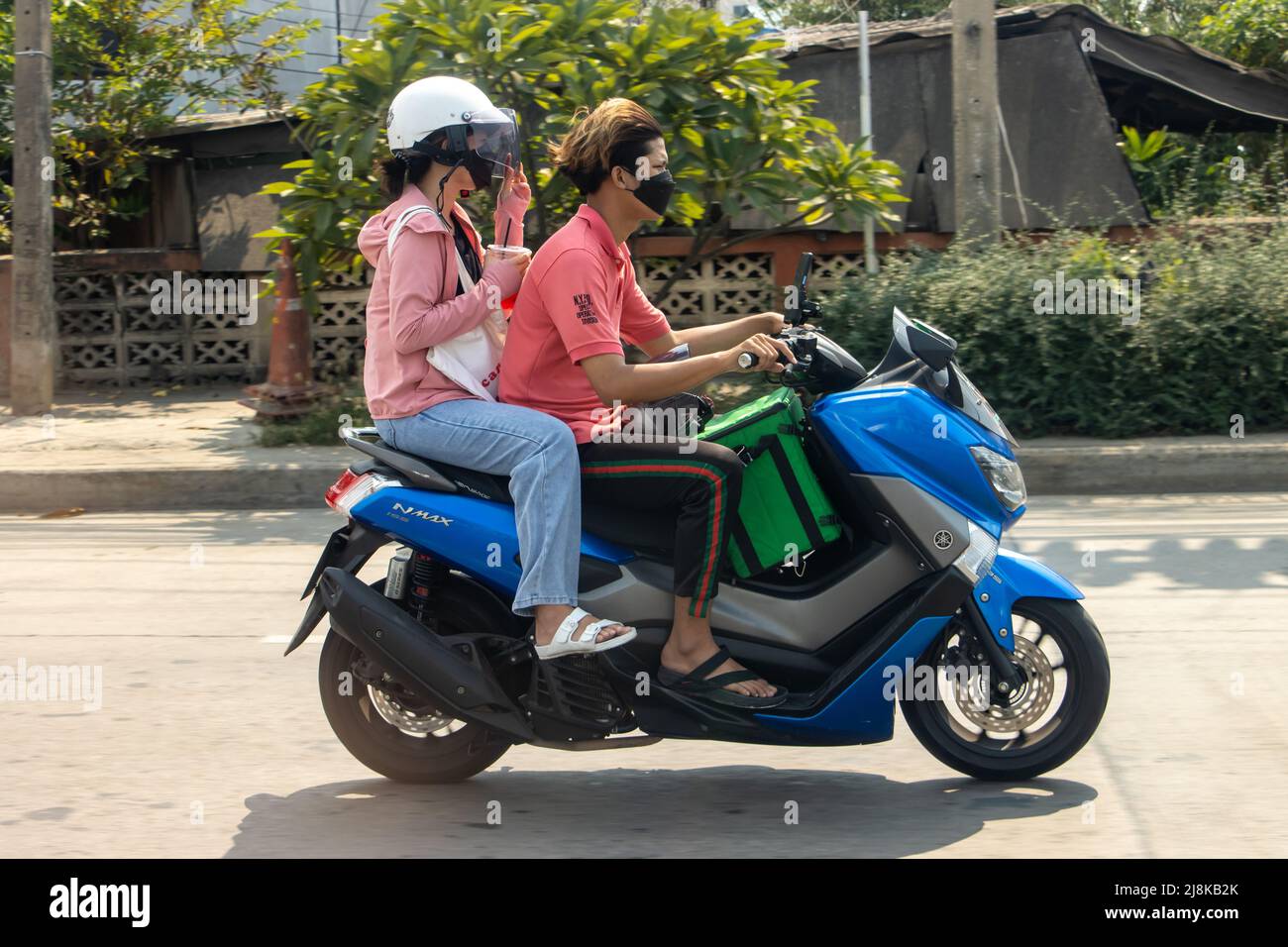 SAMUT PRAKAN, THAÏLANDE, 13 2022 MARS, couple sur une promenade en moto dans une rue de la ville Banque D'Images