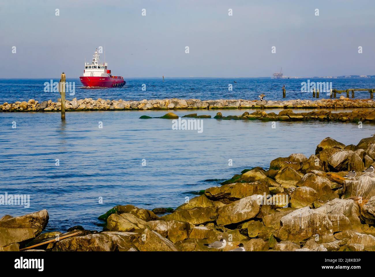 Le bateau à équipage Gol Runner se dirige vers le port, le 28 avril 2022, près de Dauphin Island, Alabama. GeD Runner a été construit en 2006 pour Gulf Offshore Logistics (GeD). Banque D'Images