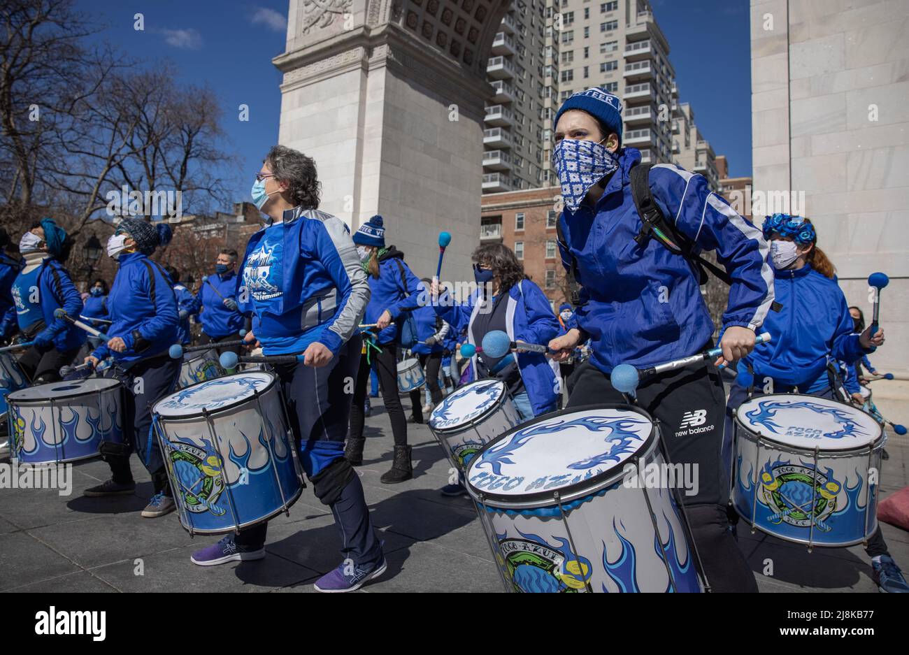 NEW YORK, N.Y. – 7 mars 2021 : Fogo Azul, une ligne de tambour de samba reggae à toutes les femmes, se produit lors d'un rassemblement à l'appui de l'amendement sur l'égalité des droits. Banque D'Images