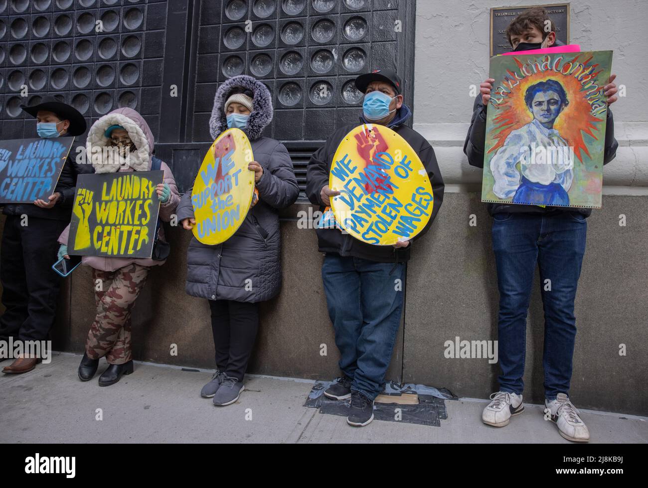 NEW YORK, New York – le 6 mars 2021 : les manifestants se rassemblent à l’approche de la Journée internationale de la femme pour soutenir les employés de la laverie automatique, alléguant des licenciements abutifs. Banque D'Images