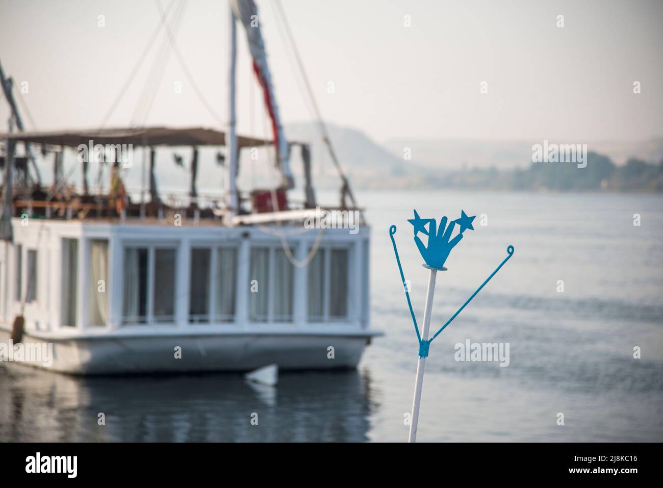 Arrière d'un bateau touristique du Nil Dahabiya sur le Nil et un personnel de main Jack sur un autre bateau Banque D'Images