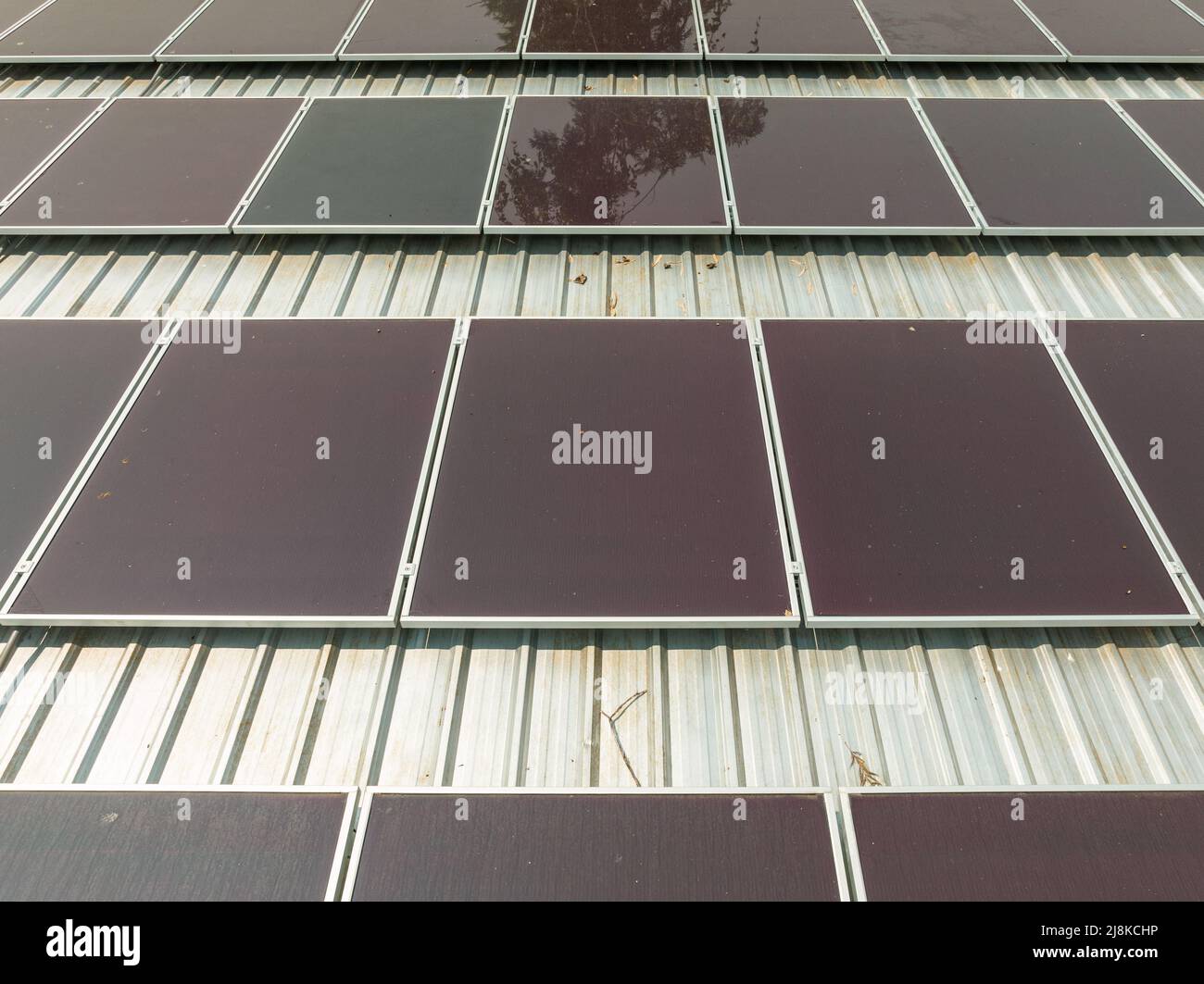 Cellules solaires à couche mince ou cellules solaires en silicium amorphe sur un toit . Banque D'Images