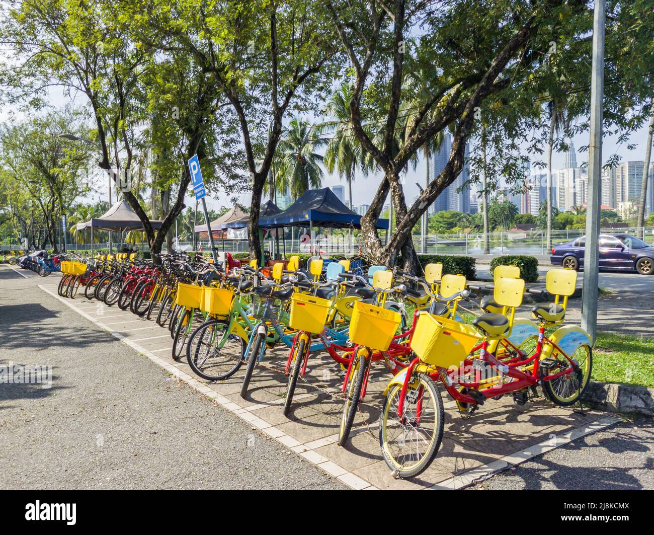 Kuala Lumpur, Malaisie - Mai 13,2022 : Location de vélos pour le public dans les jardins du lac de Titiwangsa, c'est un parc de loisirs avec un grand lac. Banque D'Images