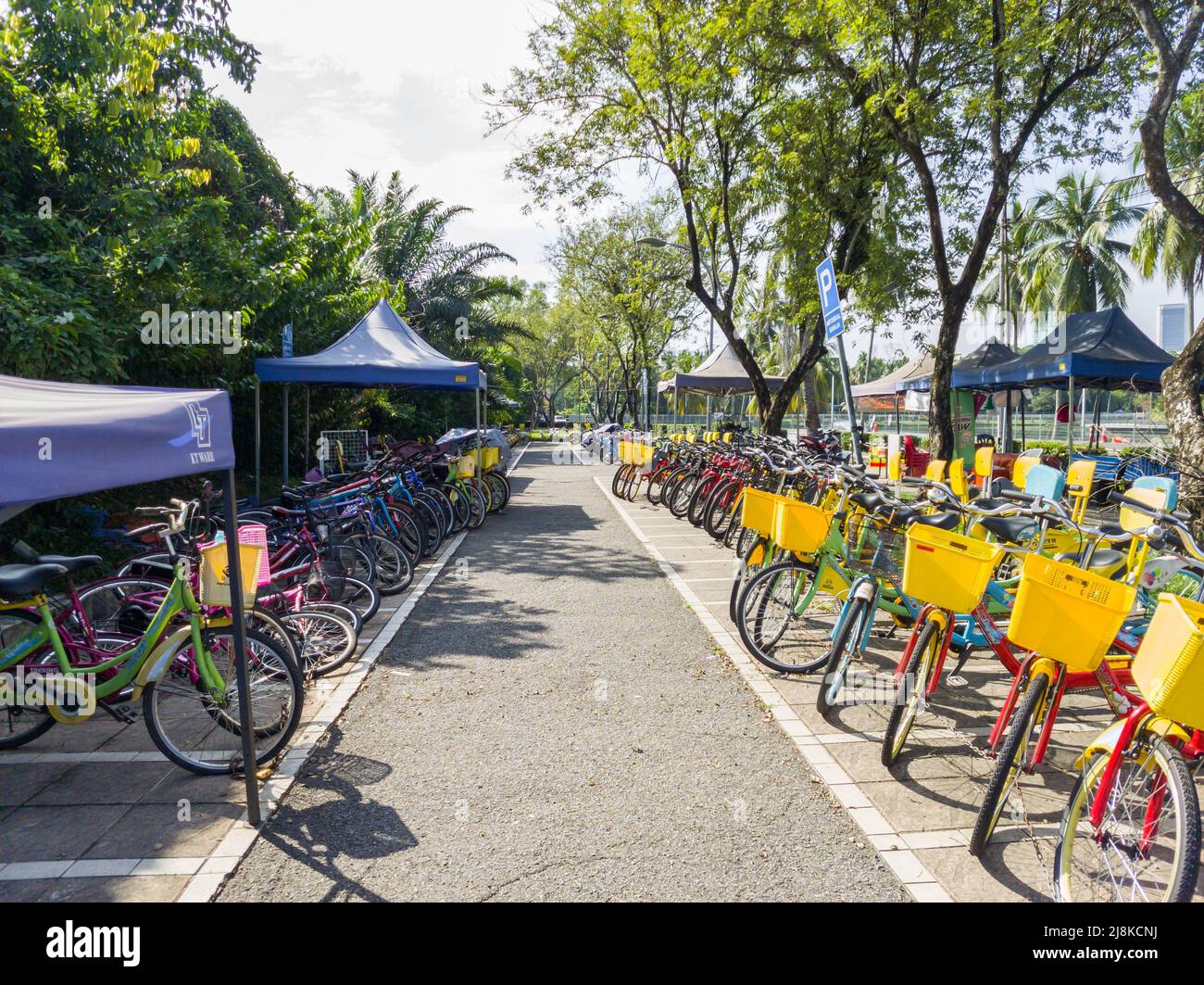 Kuala Lumpur, Malaisie - Mai 13,2022 : Location de vélos pour le public dans les jardins du lac de Titiwangsa, c'est un parc de loisirs avec un grand lac. Banque D'Images