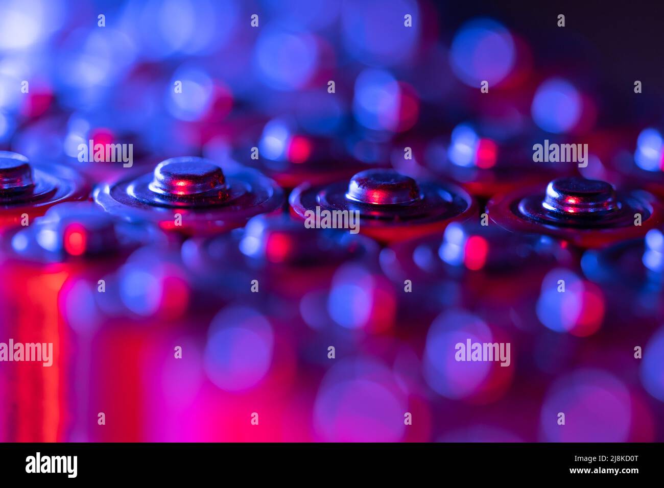 Gros plan des extrémités positives des piles déchargées, tailles AA, prise de vue macro, mise au point sélective. Batterie usagée Banque D'Images