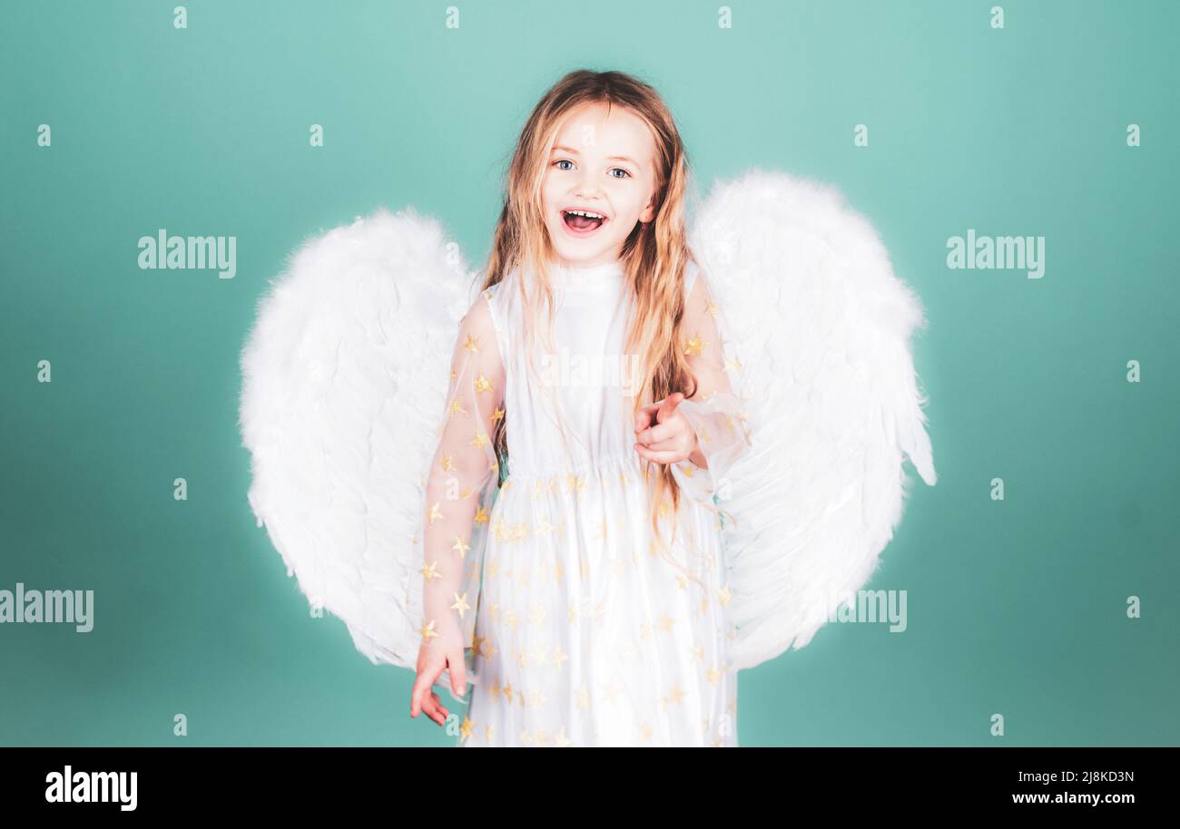 Ressemble à un ange. Bonne ange fille sur blanc. Noël mignon petit Ange.  Belle petite fille ange. Belle jeune fille portant des ailes blanches Photo  Stock - Alamy