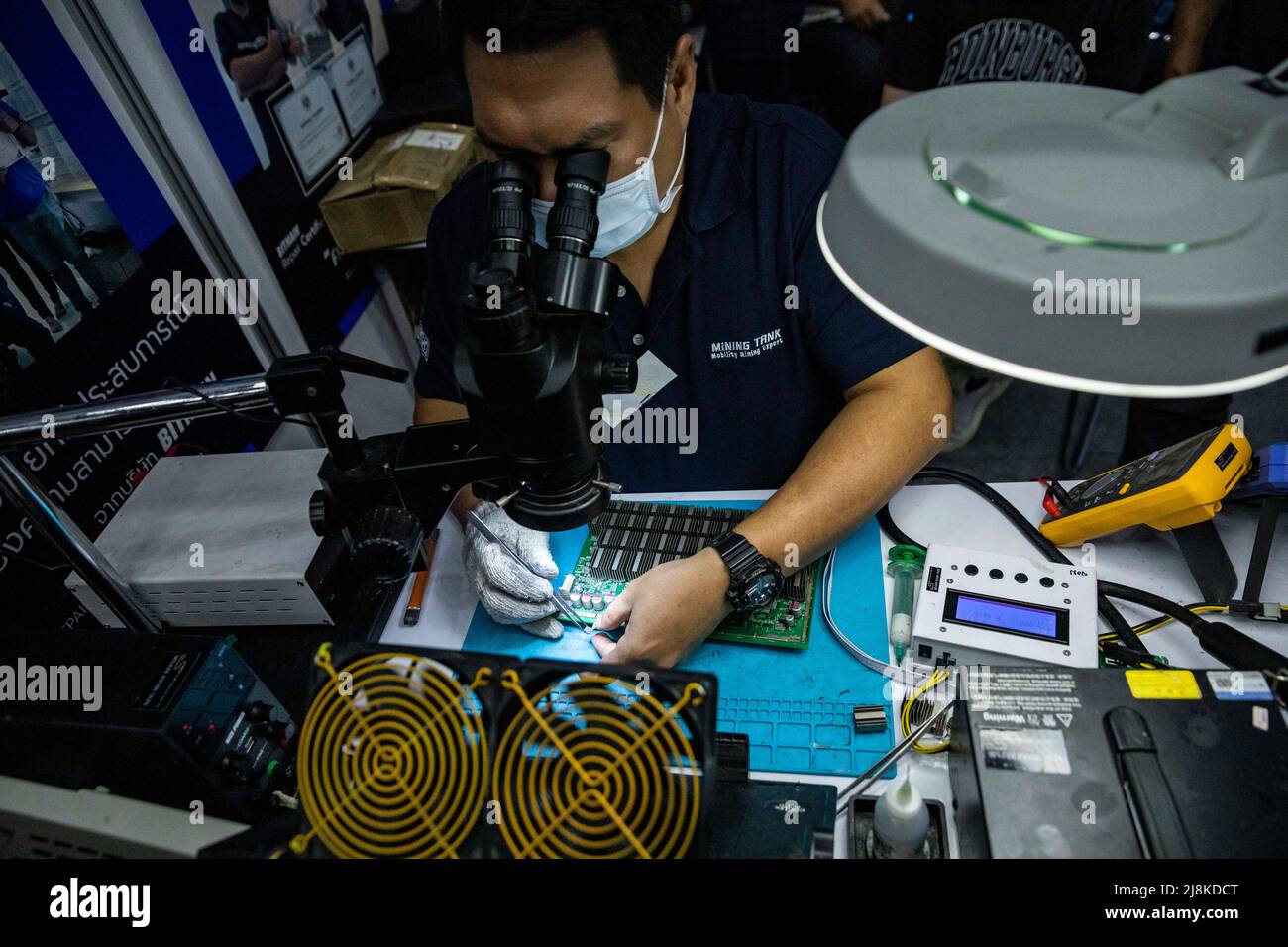 Bangkok, Thaïlande. 15th mai 2022. Un réparateur répare un engin d'extraction de crypto à la Thailand Crypto Expo 2022 à Bangkok, en Thaïlande, le dimanche 15 mai 2022. (Image de crédit : © Andre Malerba/ZUMA Press Wire) Banque D'Images