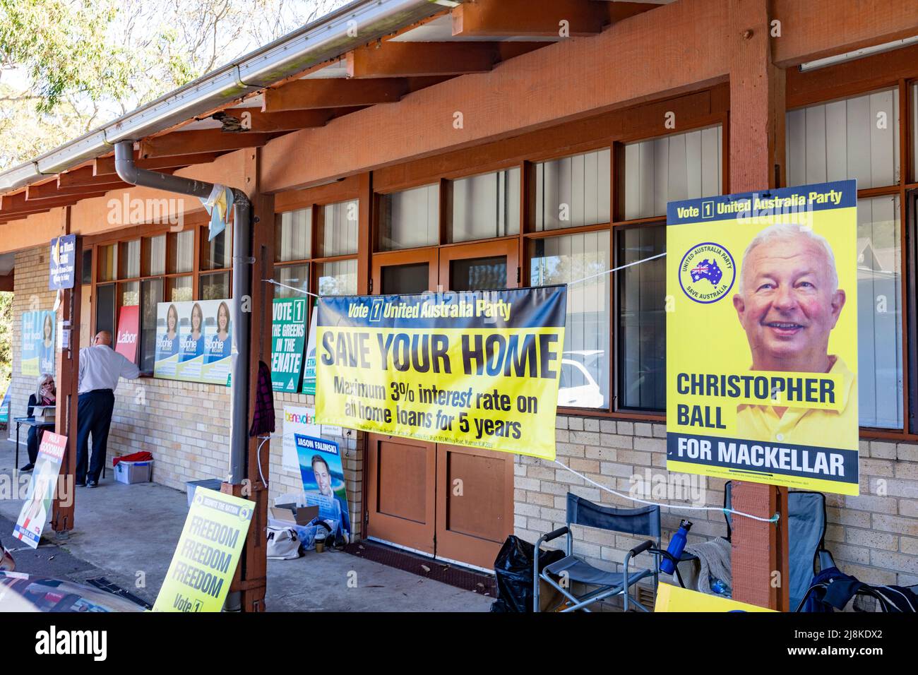 Au siège fédéral australien de Mackellar, le vote par anticipation est en cours au bureau de pré-scrutin Warriewood Sydney, pour les électeurs qui ne peuvent pas voter le jour de l'élection le samedi 21st mai 2022. Le siège fédéral de Mackellar est tenu par le député libéral Jason Falinski, avec des challengers dont le Parti de l'Australie unie, Dr Sophie camps candidat indépendant, le Parti travailliste et les Verts, Warriewood, Sydney, Australie. Credit martin berry@alay nouvelles en direct. Banque D'Images