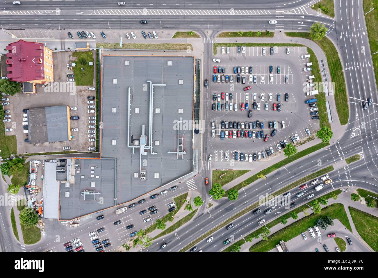 vue aérienne sur le parking avec de nombreuses voitures de supermarché centre commercial Banque D'Images