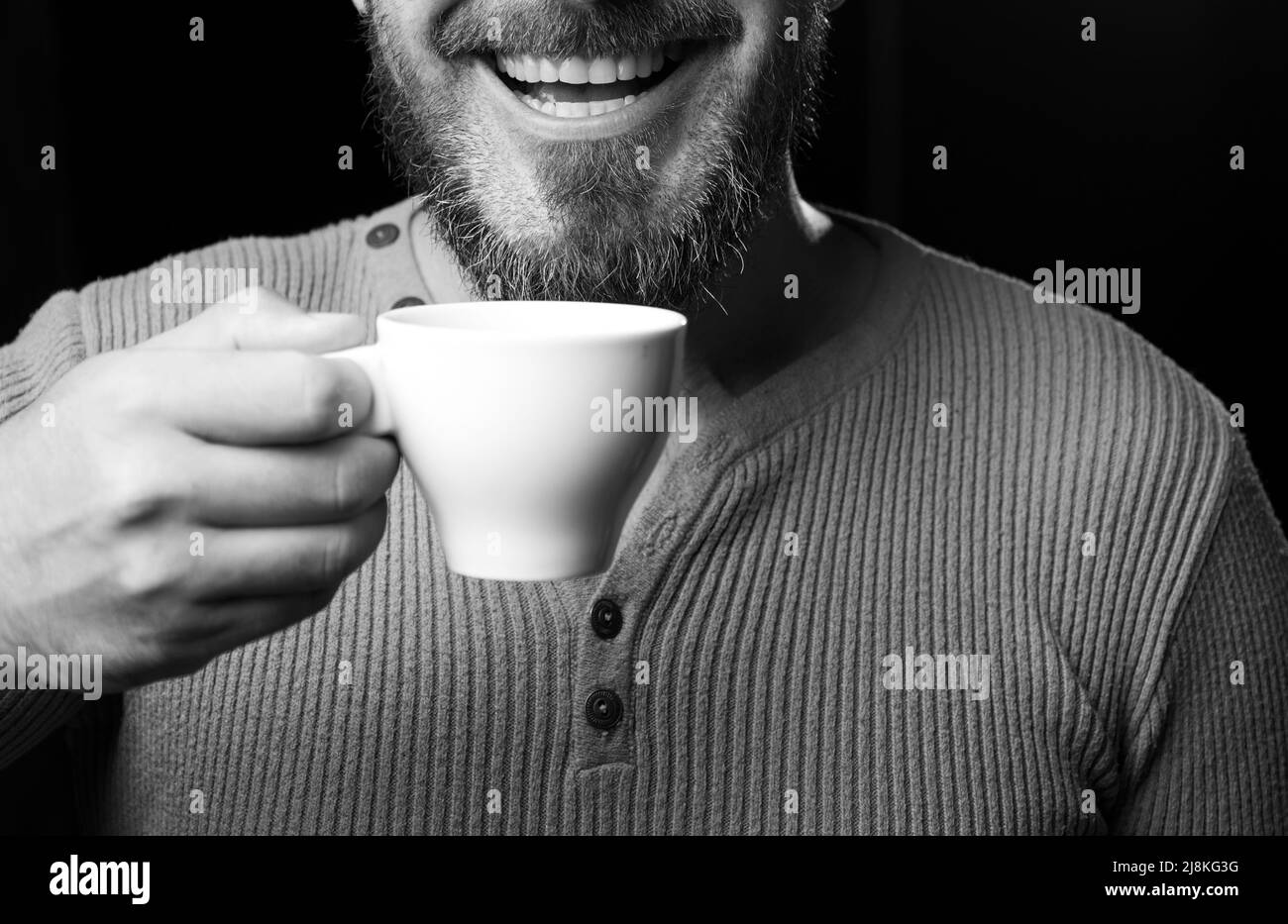 Addict. De café dur Mon sourire n'est pas parfait. Concept de soins dentaires. Sourire blanc sain. Blanchiment des dents au laser. Banque D'Images