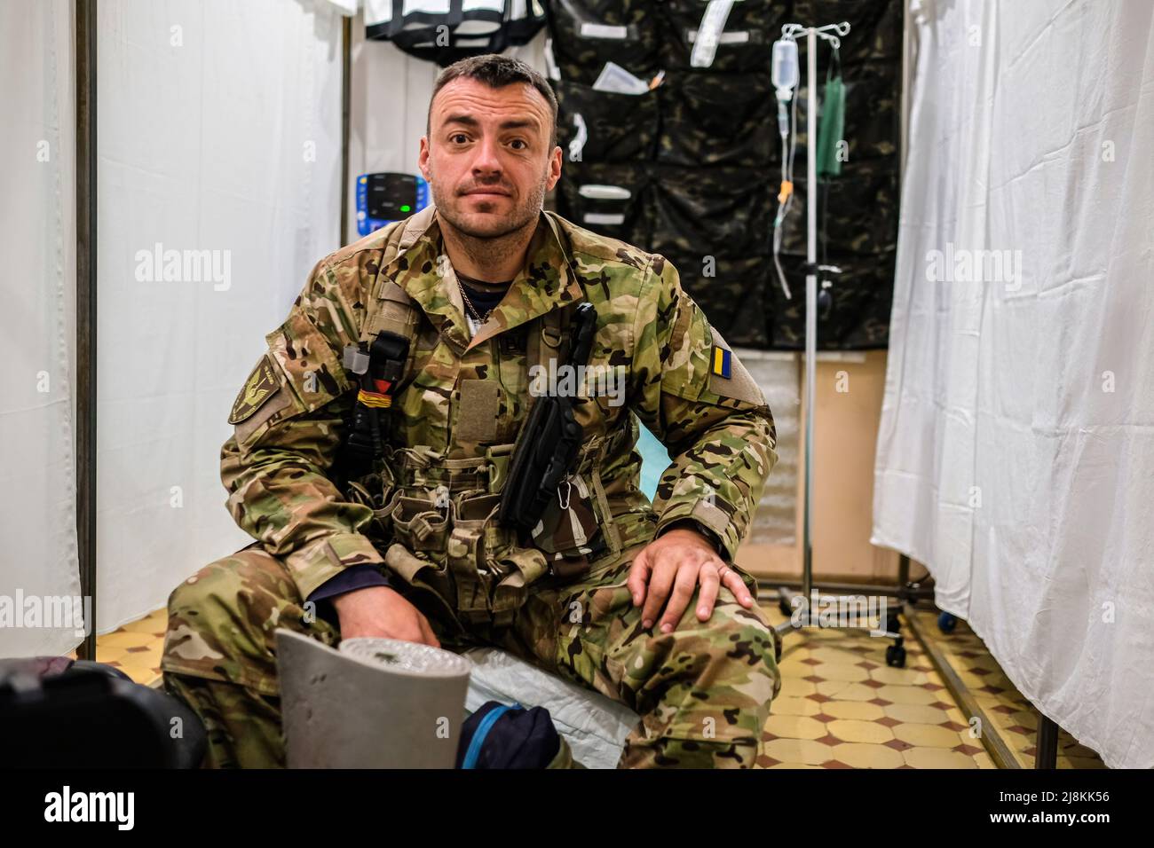 Un soldat attend la visite d'un médecin dans la salle d'urgence de l'hôpital militaire de Zaporizhia. Zaporizhia est une ville industrielle de l'Ukraine d'environ 700,000 habitants, il a le plus grand hôpital de la région où chaque jour beaucoup de soldats sont amenés de la ligne de front de guerre pour être traités. Chaque jour, des réfugiés de toute l'Ukraine orientale arrivent au Centre Zaporizhia pour les personnes déplacées fuyant les zones de combat ou les territoires occupés par l'armée russe. La Russie a envahi l'Ukraine le 24 février 2022, déclenchant la plus grande attaque militaire en Europe depuis la Seconde Guerre mondiale (Photo de Rick Mave/SOPA Banque D'Images