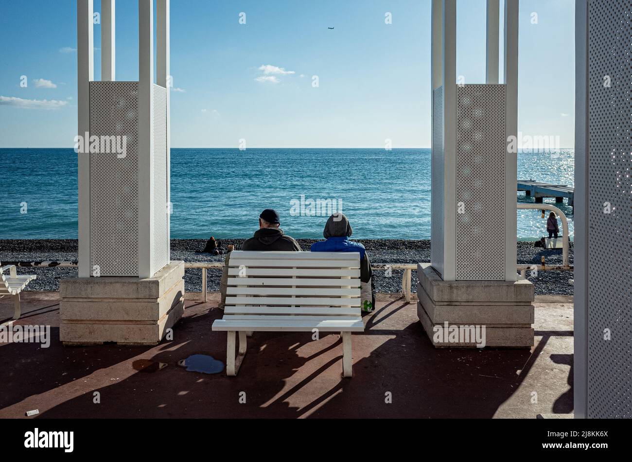 Couple avec vue sur la mer Méditerranée, Nice, France. 12/2019 Banque D'Images