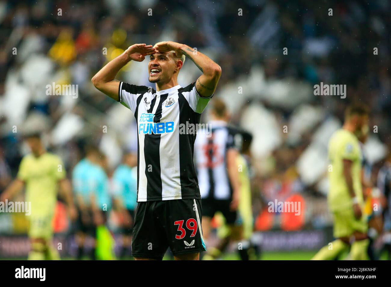 NEWCASTLE UPON TYNE, ANGLETERRE - 16 MAI : Bruno Guimaraes, milieu de terrain de Newcastle United, célèbre après la victoire de Newcastle United en 2-0 dans le match de la Premier League entre Newcastle United et Arsenal à St. James Park le 16 mai 2022 à Newcastle upon Tyne, Royaume-Uni. (Support MB) Banque D'Images