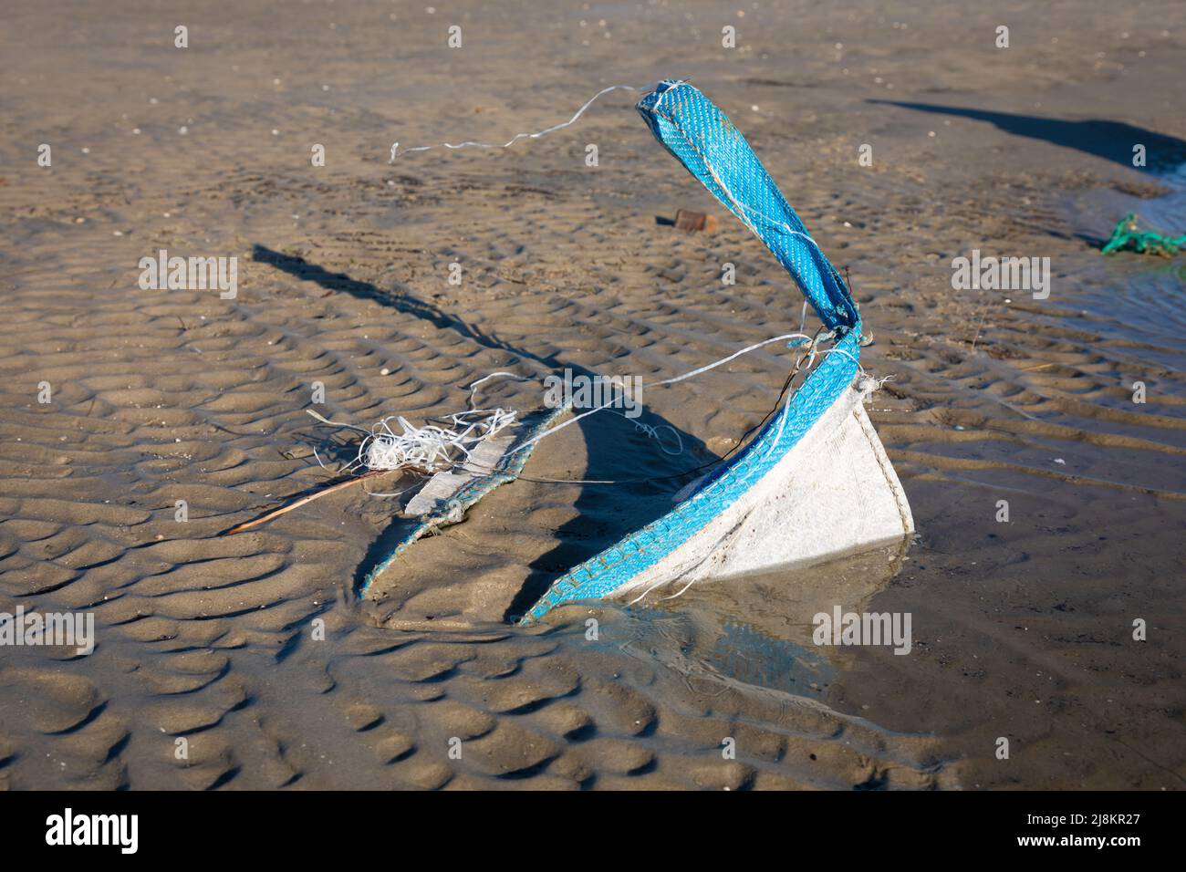 Déchets plastiques sur la plage de l'île allemande de Spiekeroorg. Banque D'Images