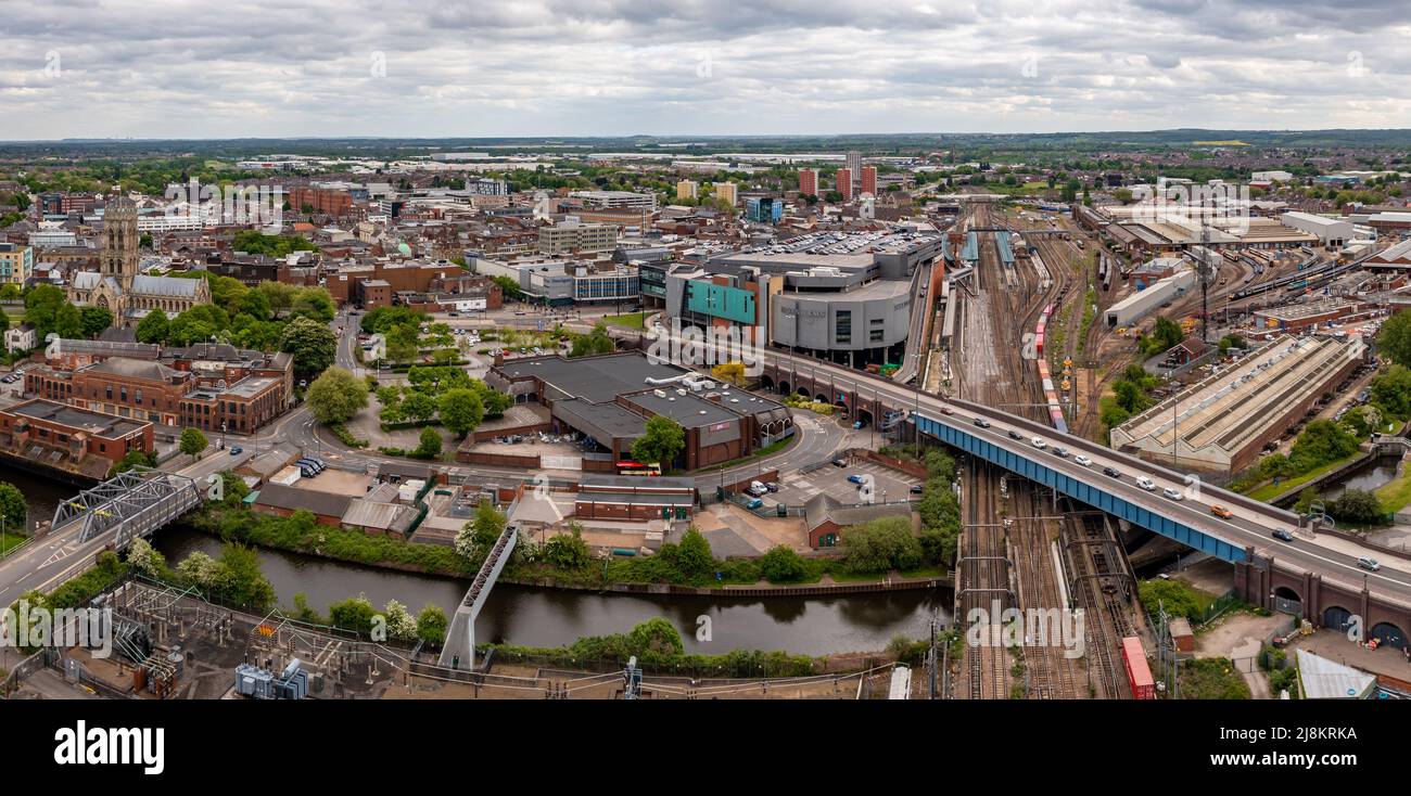 Une vue aérienne sur la ville de Doncaster avec la gare et le centre de Frenchgate après avoir accordé le statut de ville par Platinum Jubilee Queen Banque D'Images