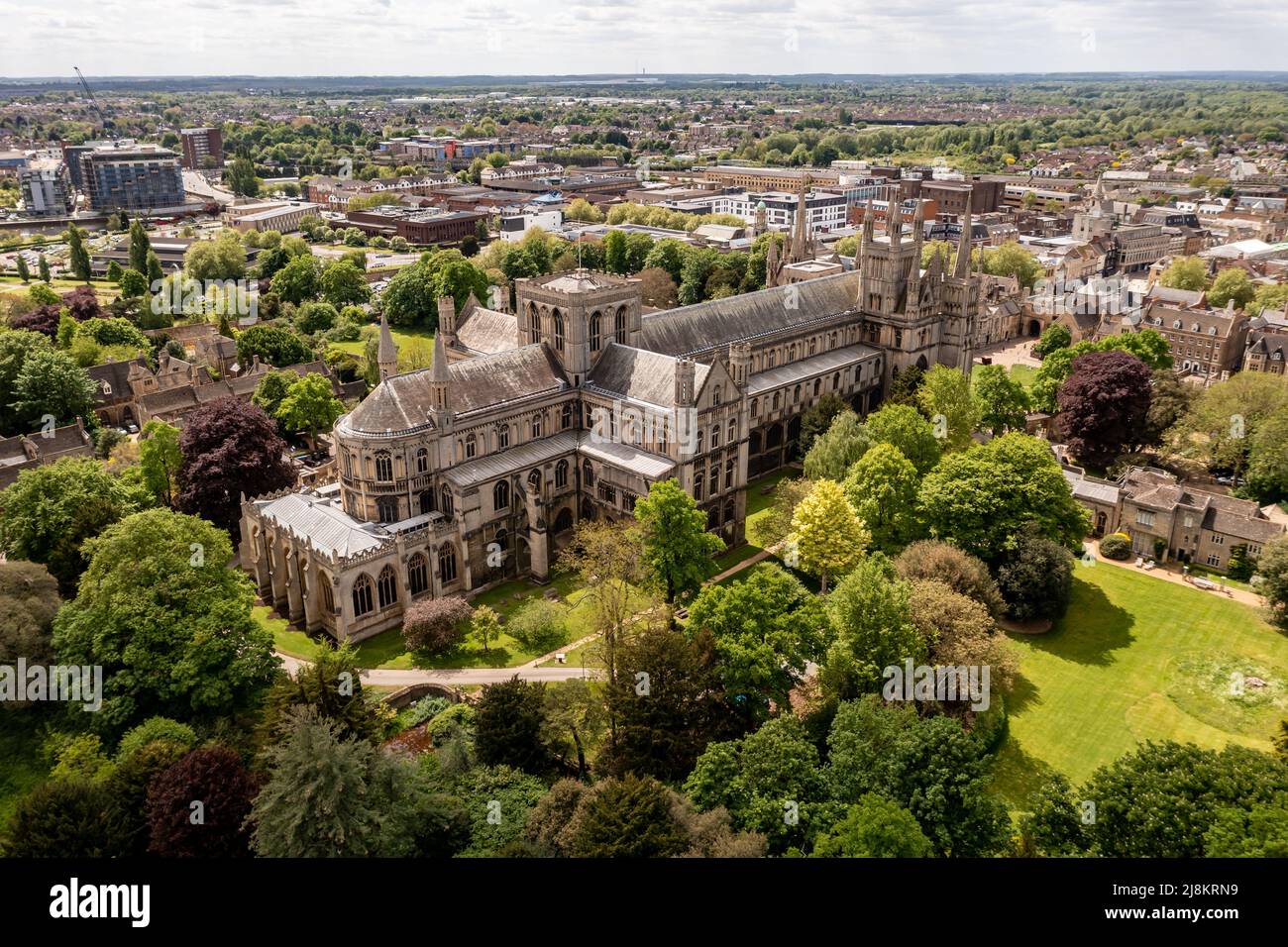 PETERBOROUGH, ROYAUME-UNI - 12 MAI 2022. Une vue aérienne de la ville de Peterborough et de l'ancienne cathédrale de St Pierre, St Paul et St Andrew Banque D'Images