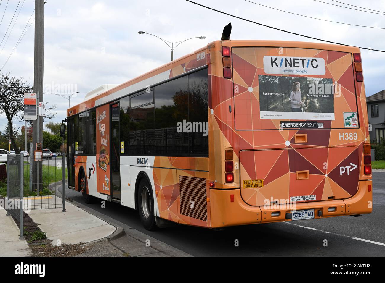 L'arrière du bus Kinetic Run PTV, avec principalement de la couleur orange, s'est arrêté sur North Rd dans la banlieue de Melbourne Banque D'Images