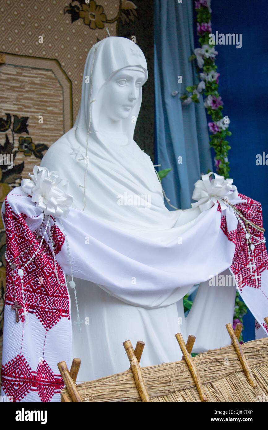 Statue de la mère de Dieu porte une serviette brodée Banque D'Images