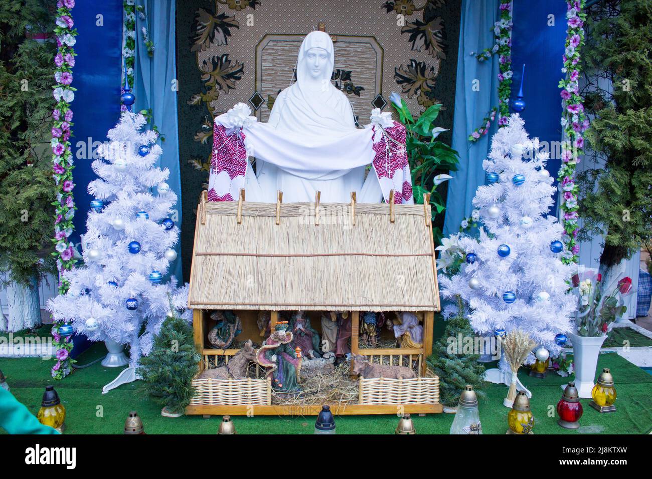 Près de la mère de Dieu se trouve des figurines de Noël statues décorées dans les rues Banque D'Images