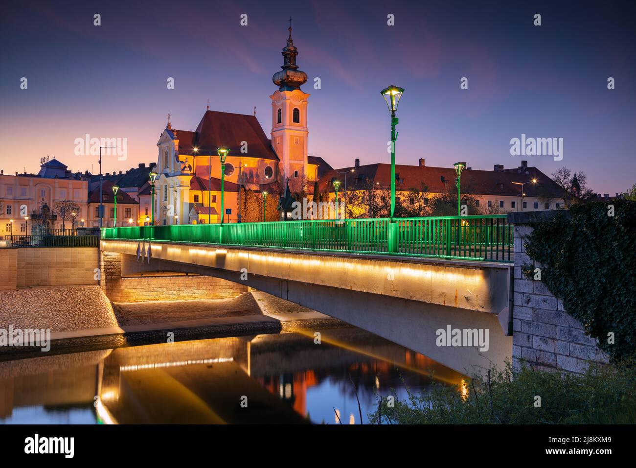 Gyor, Hongrie. Image de paysage urbain du centre-ville de Gyor au beau lever du soleil. Banque D'Images