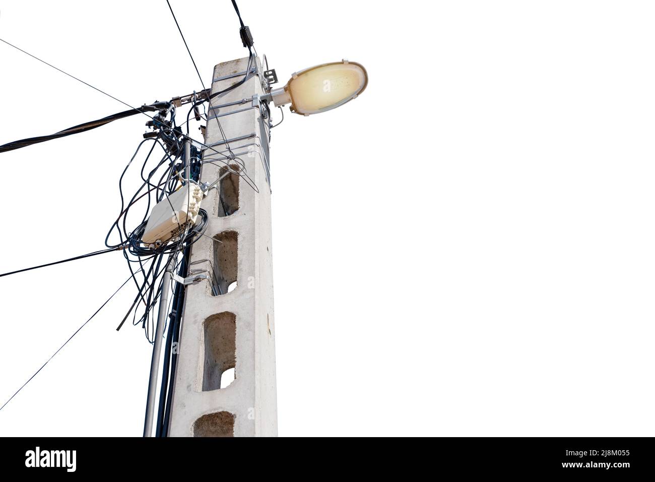 Poteau de lumière de rue avec beaucoup de fils contre fond blanc de ciel. Avec espace pour le texte. Concept de distribution d'énergie Banque D'Images