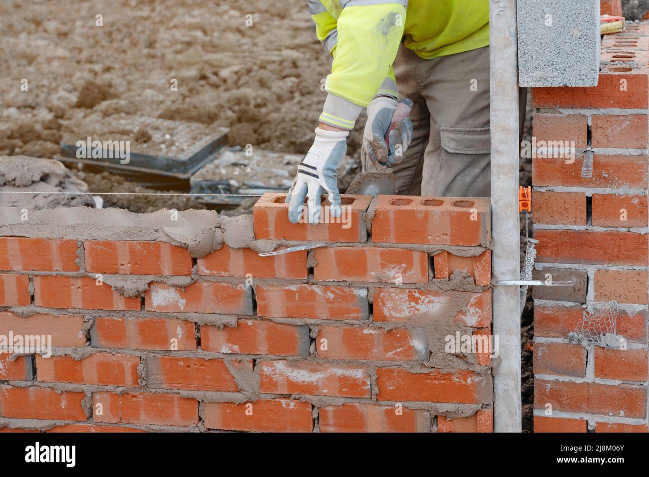 Briques pose de briques sur le mortier sur la construction d'une