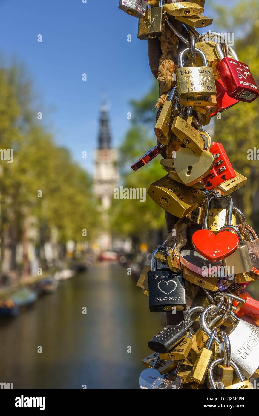 Amsterdam, pays-Bas, mai 2022. L'amour se verrouille à la balustrade d'un pont à dessin avec le Zuiderkerk à l'arrière-plan. Photo de haute qualité. Foyer sélectif Banque D'Images