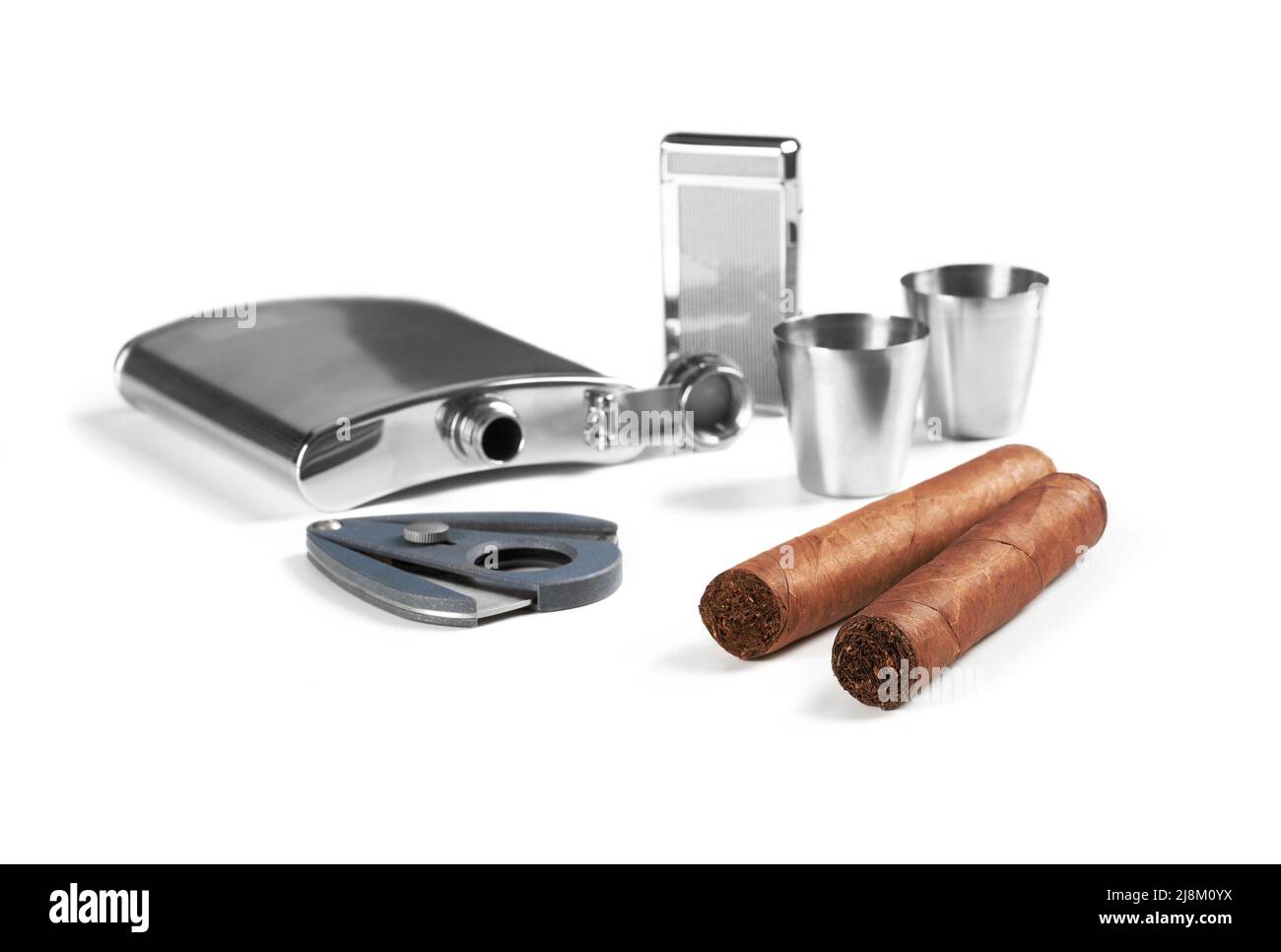 Deux cigares cubains plus légers et cutter isolés sur fond blanc avec ombres. Flacon à boisson en acier inoxydable. Banque D'Images