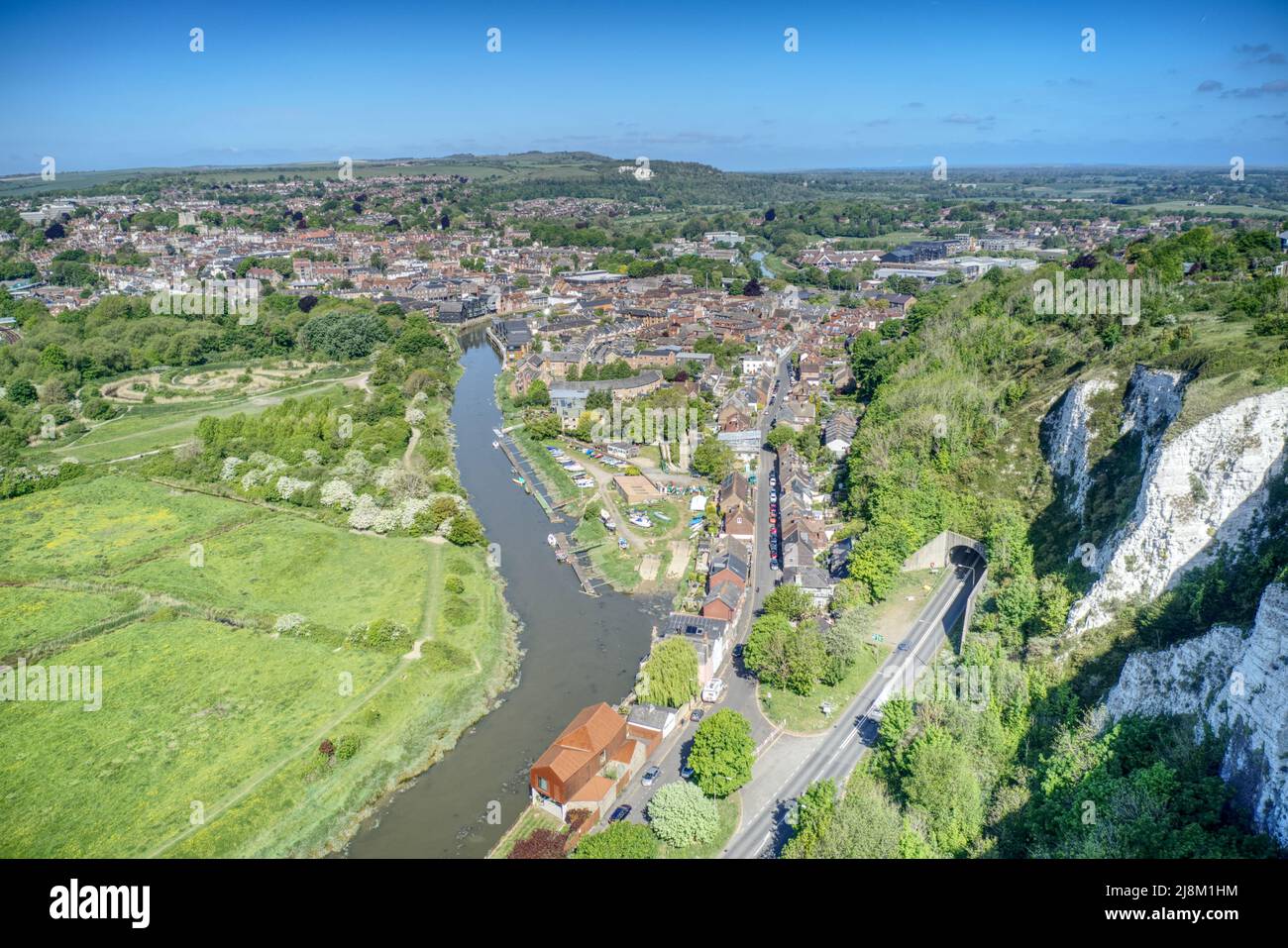 Lewes ville du comté de East Sussex, Angleterre vue depuis la rivière Ouse et le tunnel de Cuilfail. Photo aérienne. Banque D'Images