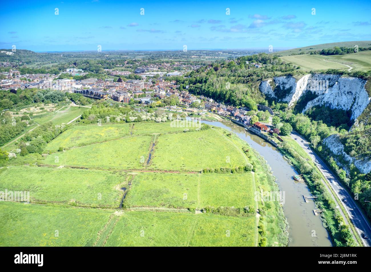 La ville historique de Lewes dans East Sussex et la rivière Ouse qui traverse la ville et les South Downs. Photo aérienne. Banque D'Images