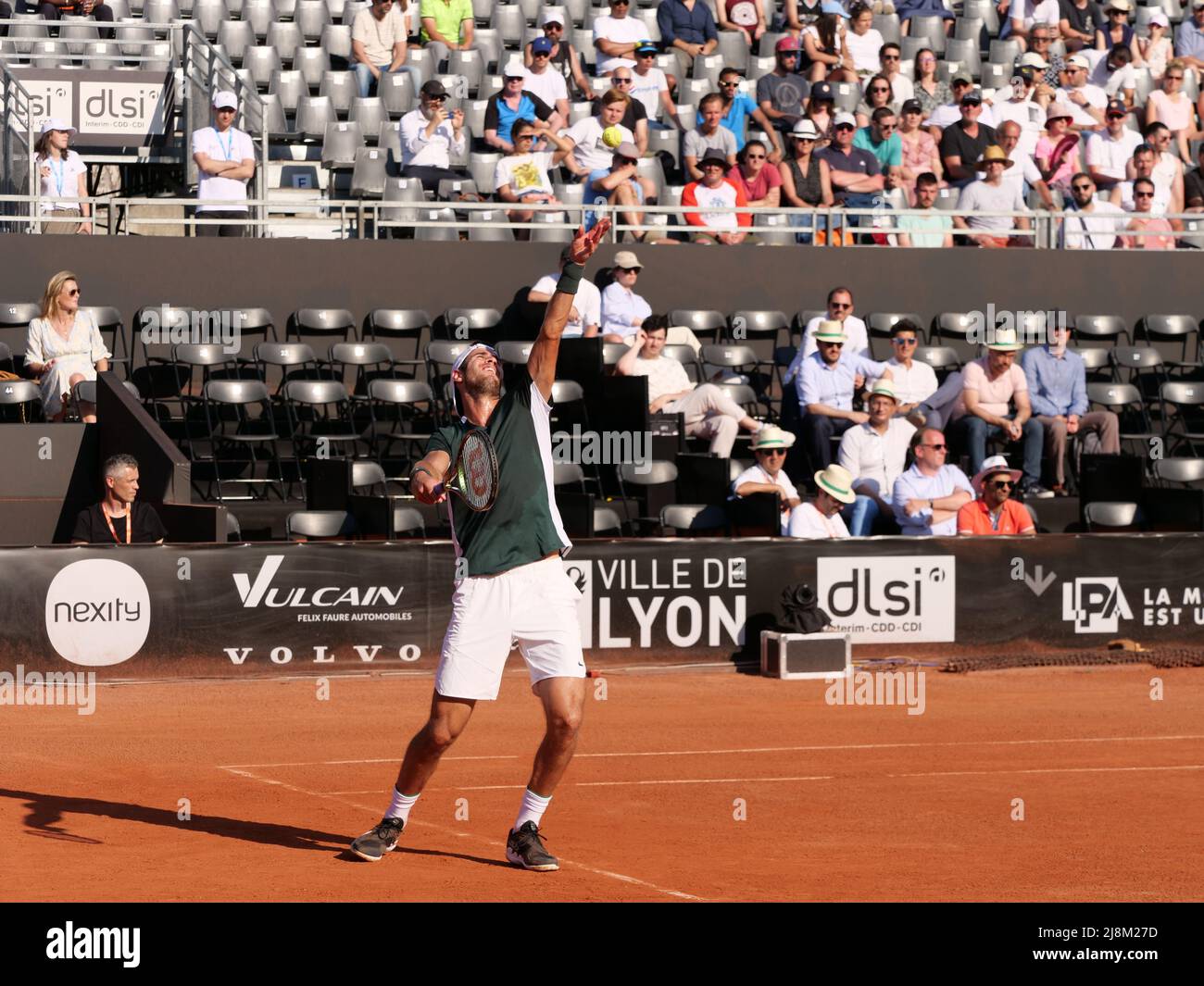 Karen Khachanov (RUS) en action contre Gilles Simon (FRA) pendant la ronde  32 à l'Open Parc Auvergne-Rhone-Alpes Lyon 2022, ATP 250 Tournoi de tennis  le 16 mai 2022 au Parc de la