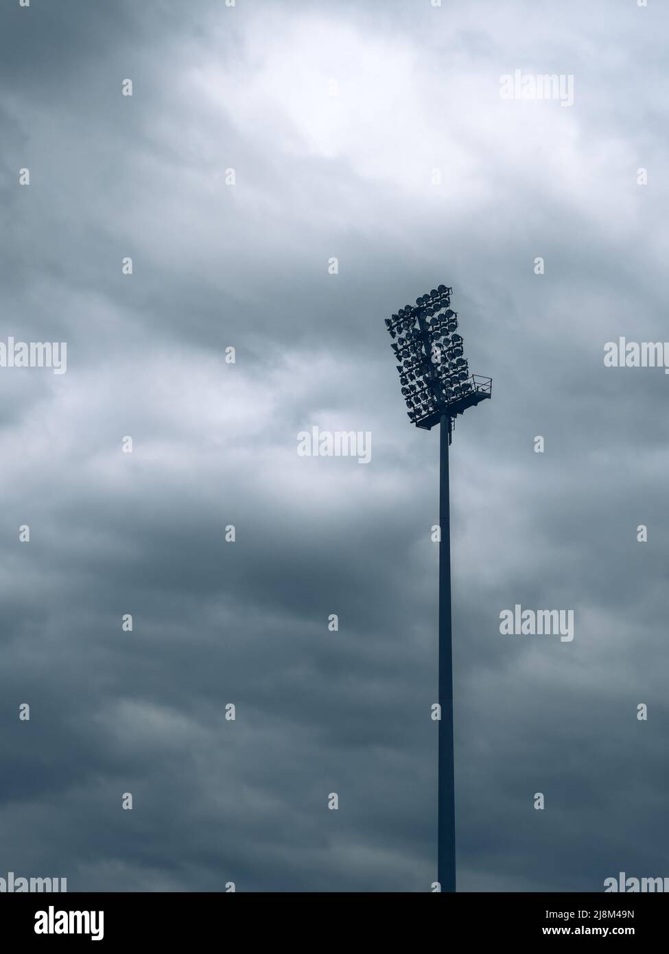 Le stade est illuminé par un ciel sombre et inquiétant avant la tempête Banque D'Images
