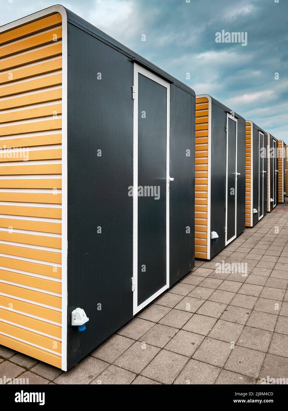 Les cabines du marché de rue sont alignées dans la rangée pour le festival du marché agricole Banque D'Images