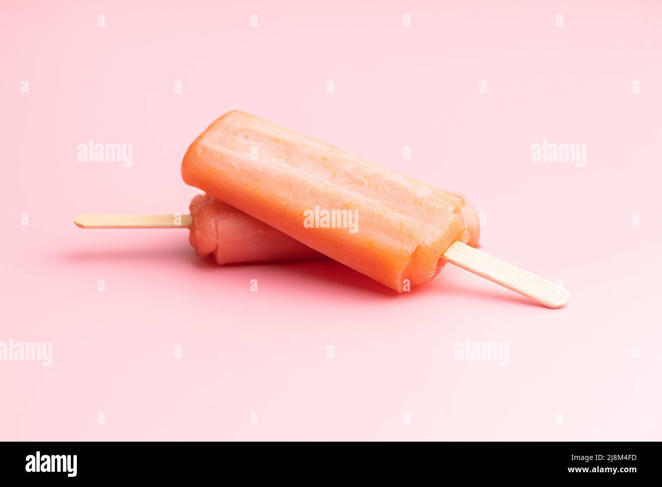 Un laque fruité. Popsicle doux sur une table rose. Banque D'Images