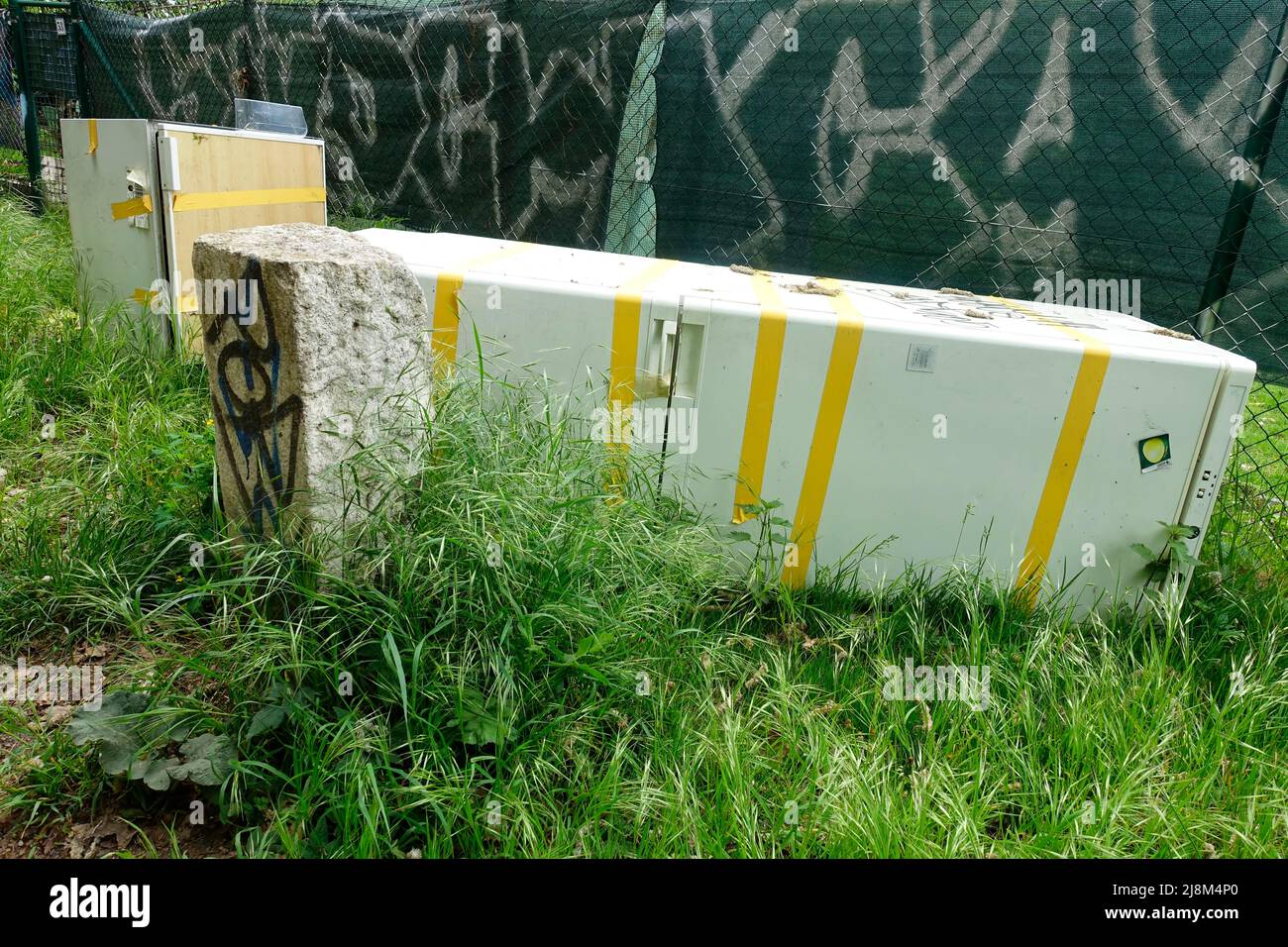 Vieux réfrigérateur cassé jeté, Berlin, Allemagne Banque D'Images