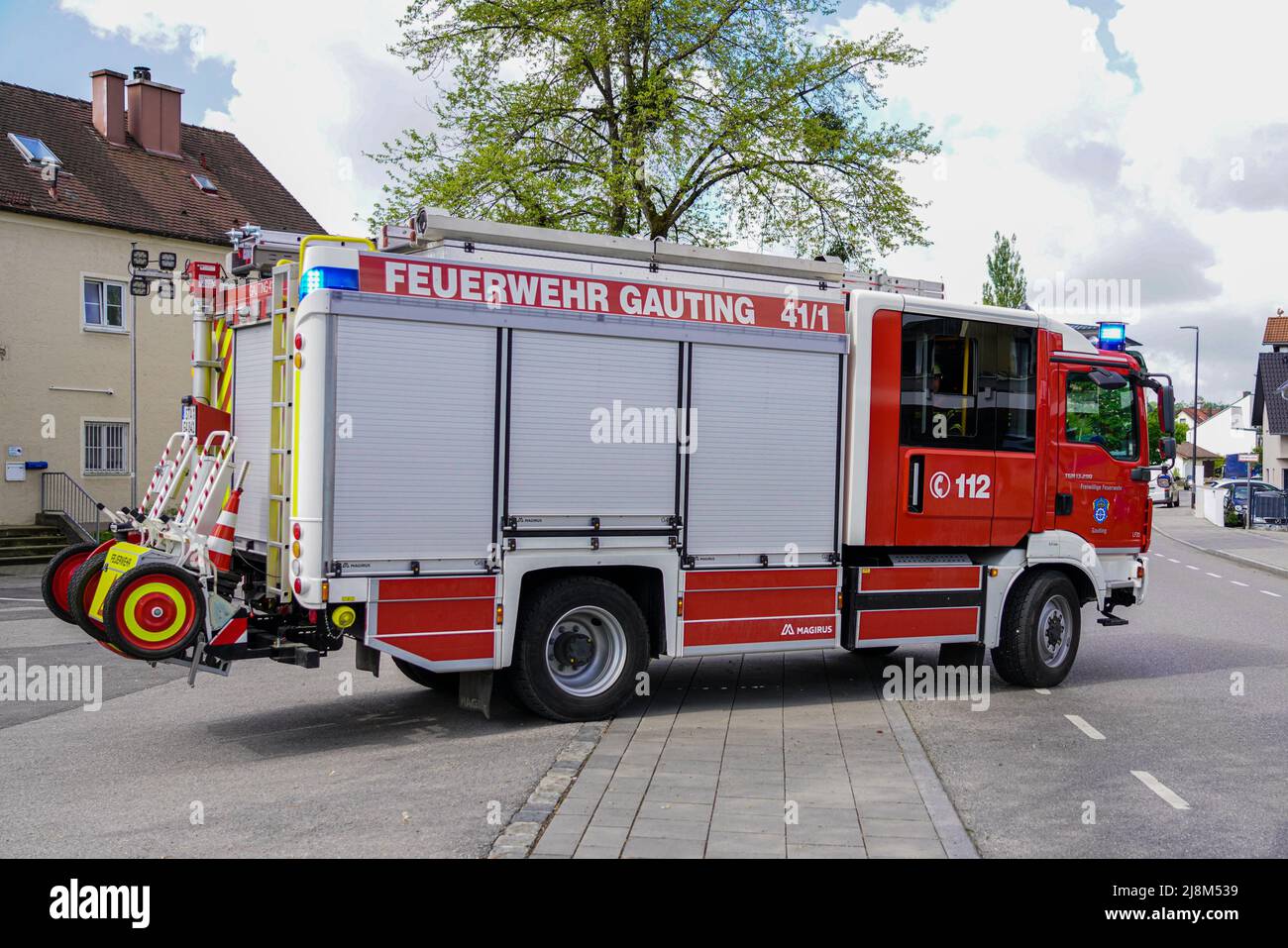 Un camion d'incendie sort de la caserne de pompiers pour une intervention d'urgence. Banque D'Images