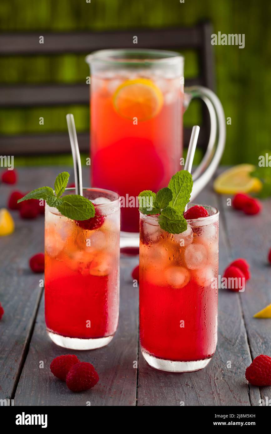 Thé à la framboise avec garniture de feuilles de menthe Banque D'Images