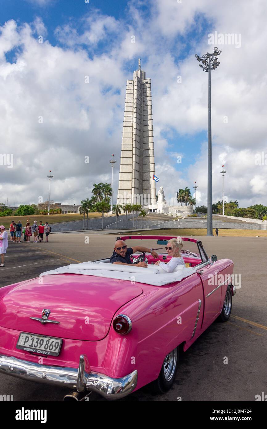 Voitures américaines classiques et Monumento a José Martí (Mémorial José Martí), Plaza de la Revolución, Avenida Paseo, la Havane, la Habana, République de Cuba Banque D'Images