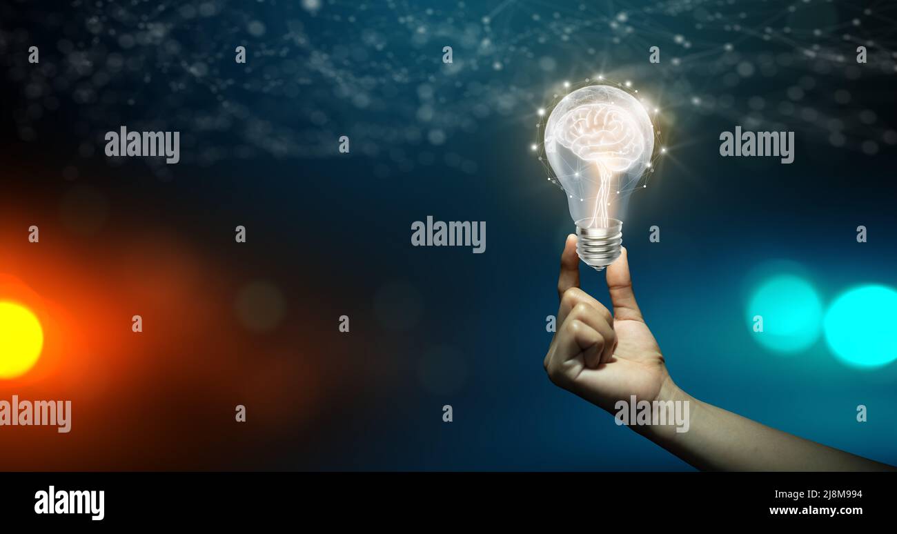 Homme d'affaires tenant des ampoules avec cerveau à l'intérieur et faible polyfilaire à l'extérieur. Inspiration créative et innovante. Concept Business Bright Idea. Banque D'Images