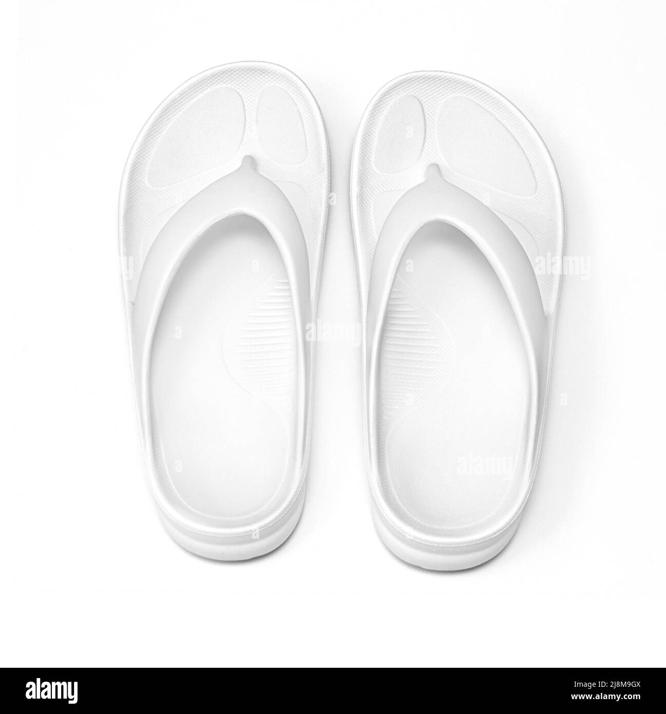 Paire de tongs sur fond blanc vue du dessus.Accessoires de plage Banque D'Images