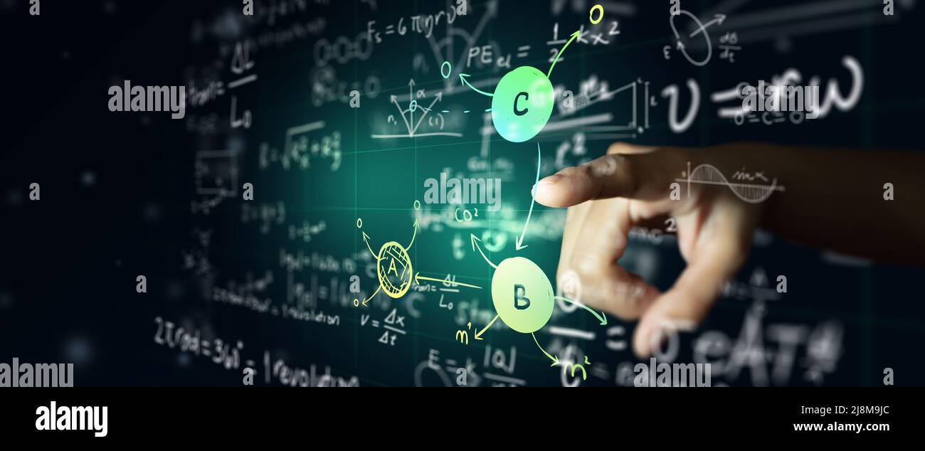 Main sur la formule scientifique et l'équation mathématique résumé fond noir de tableau.Éducation mathématique ou de chimie, concept d'intelligence artificielle. Banque D'Images