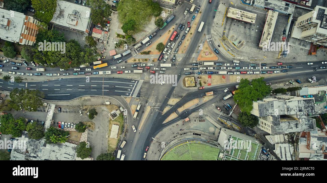 Circulation routière au carrefour ou à l'intersection du centre-ville d'amérique latine, vue aérienne ou de dessus Banque D'Images