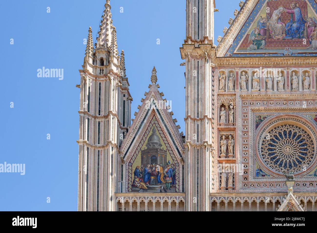 Détail de la façade célèbre cathédrale Santa Maria Assunta fait de mosaïques de scènes de la bible sur la place centrale de la vieille ville d'Orvieto, Duomo Banque D'Images