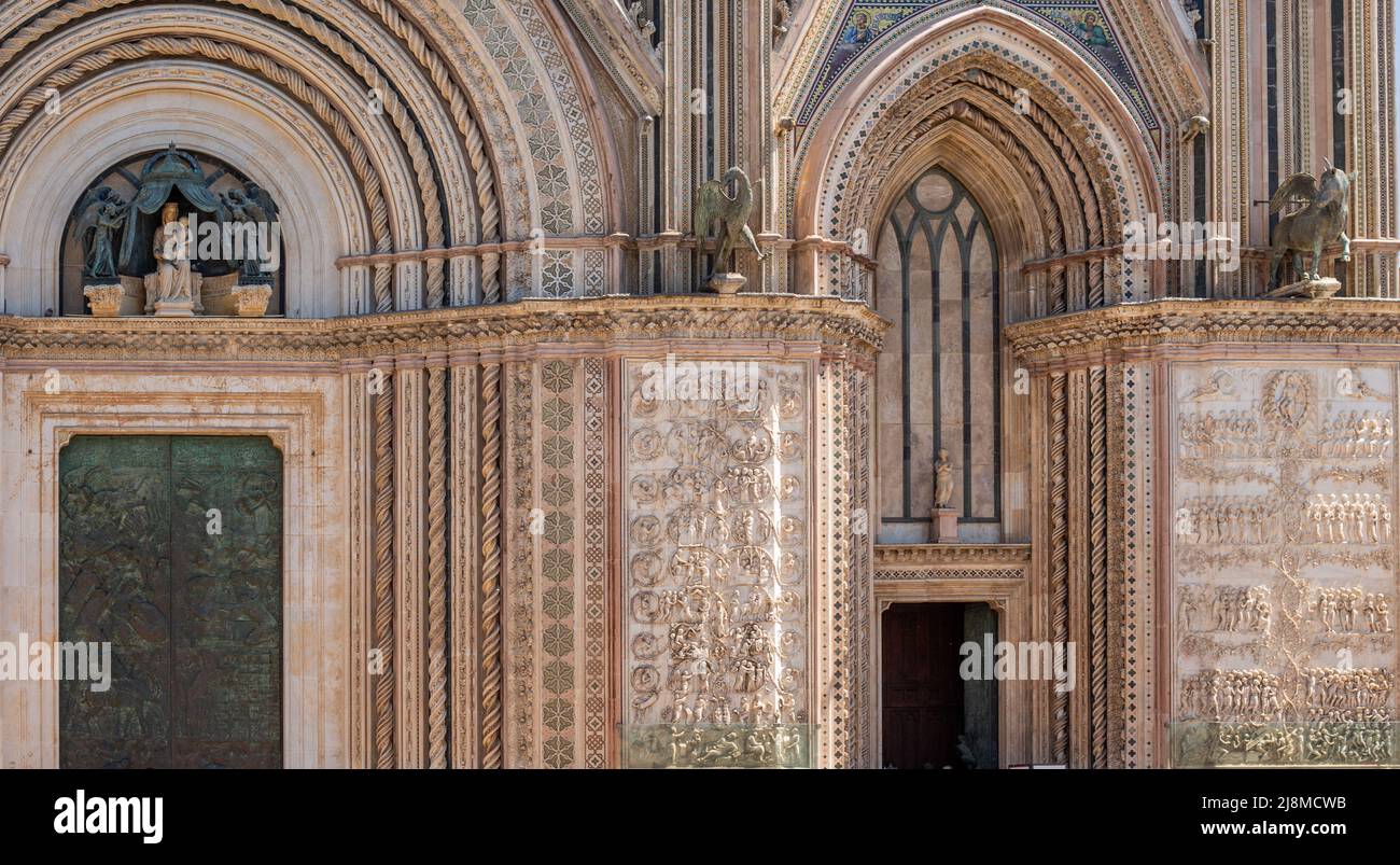 Détail de la façade célèbre cathédrale Santa Maria Assunta fait de mosaïques de scènes de la bible sur la place centrale de la vieille ville d'Orvieto, Duomo Banque D'Images